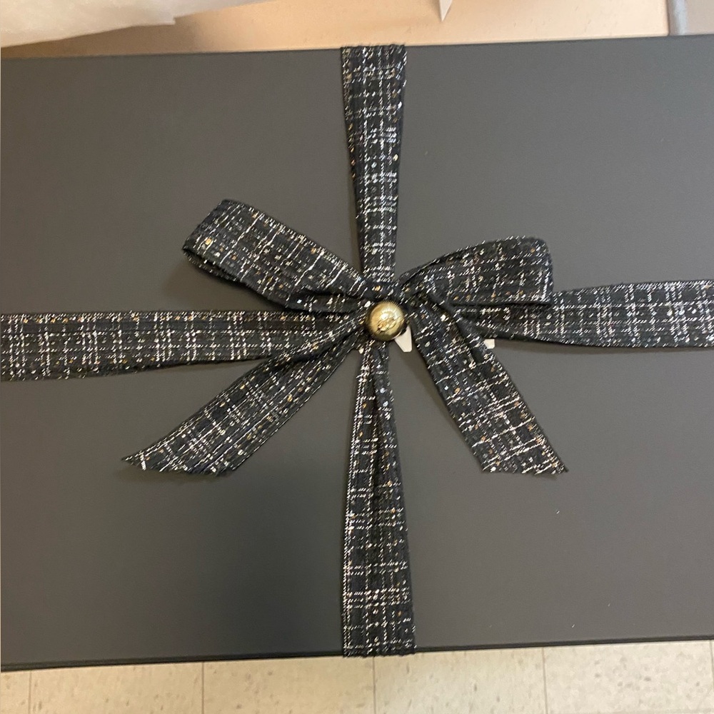 4 Chanel holiday charm/buttons - Picture 11 of 12